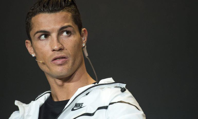 El delantero protugués del Real Madrid, Cristiano Ronaldo, uno de los nominado al Balón de Oro, antes de la gala de la FIFA en la que se le entregó en Balón de Oro.