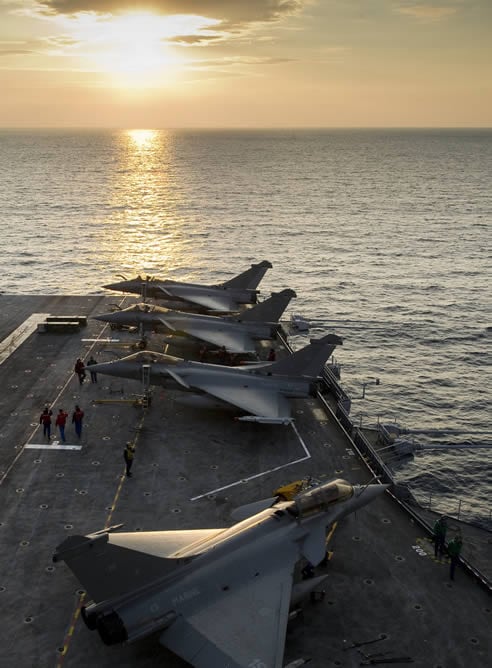 Varios técnicos preparan las aeronaves a bordo del portaaviones francés Charles De Gaulle