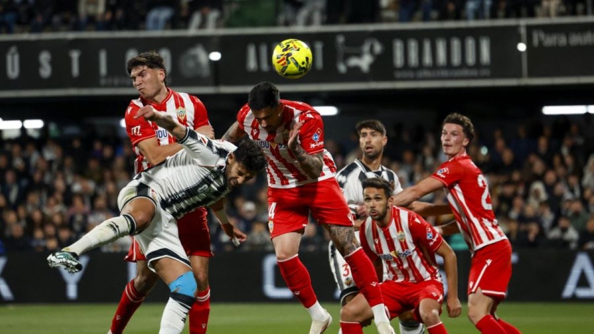 Un Castellón más fiero y entonado superó en todo momento al Almería para afianzarse en plaza de Play Off.