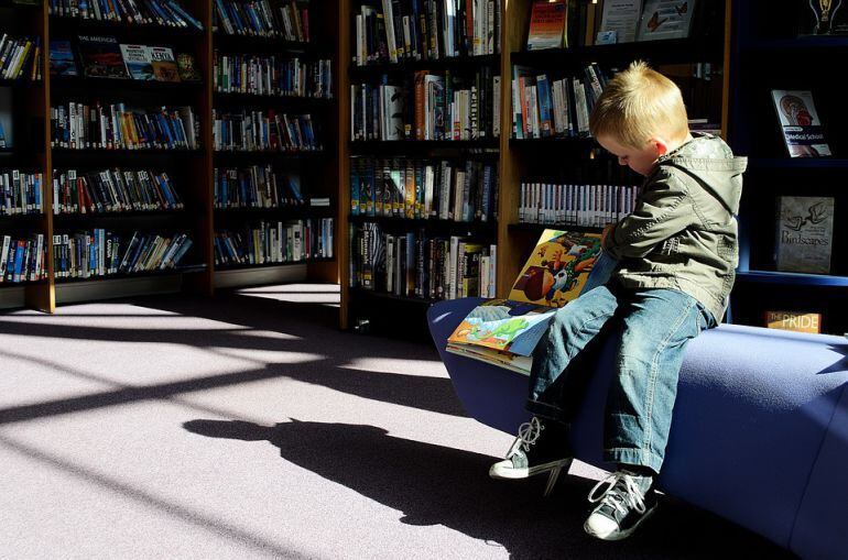 Niño leyendo un libro