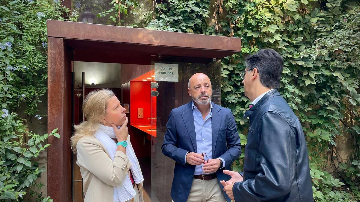 Entrevista a Pedro Muriel, concejal de Servicios Públicos del Ayuntamiento de Cáceres, sobre los baños públicos de la ciudad