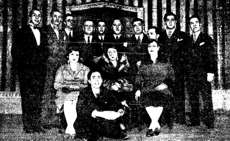 El alcalde de Cuenca, Juan Ramón de Luz, el director de la revista &#039;Magister&#039; Augusto Martínez de Castro y el colaborador Basiliso Martínez Pérez, junto a actores y aficionados que formaron parte del homenje a Jacinto Benavente celebrado en el Teatro Cerv