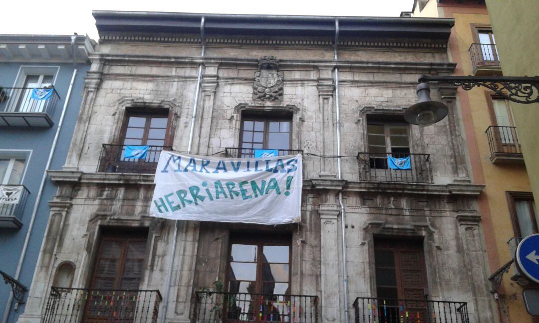 Fachada del ocupado palacio Marqués de Rozalejo en Pamplona