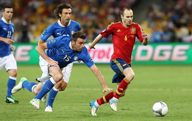 En una imagen de archivo, Iniesta supera en la marca a Andrea Pirlo y Andrea Barzagli