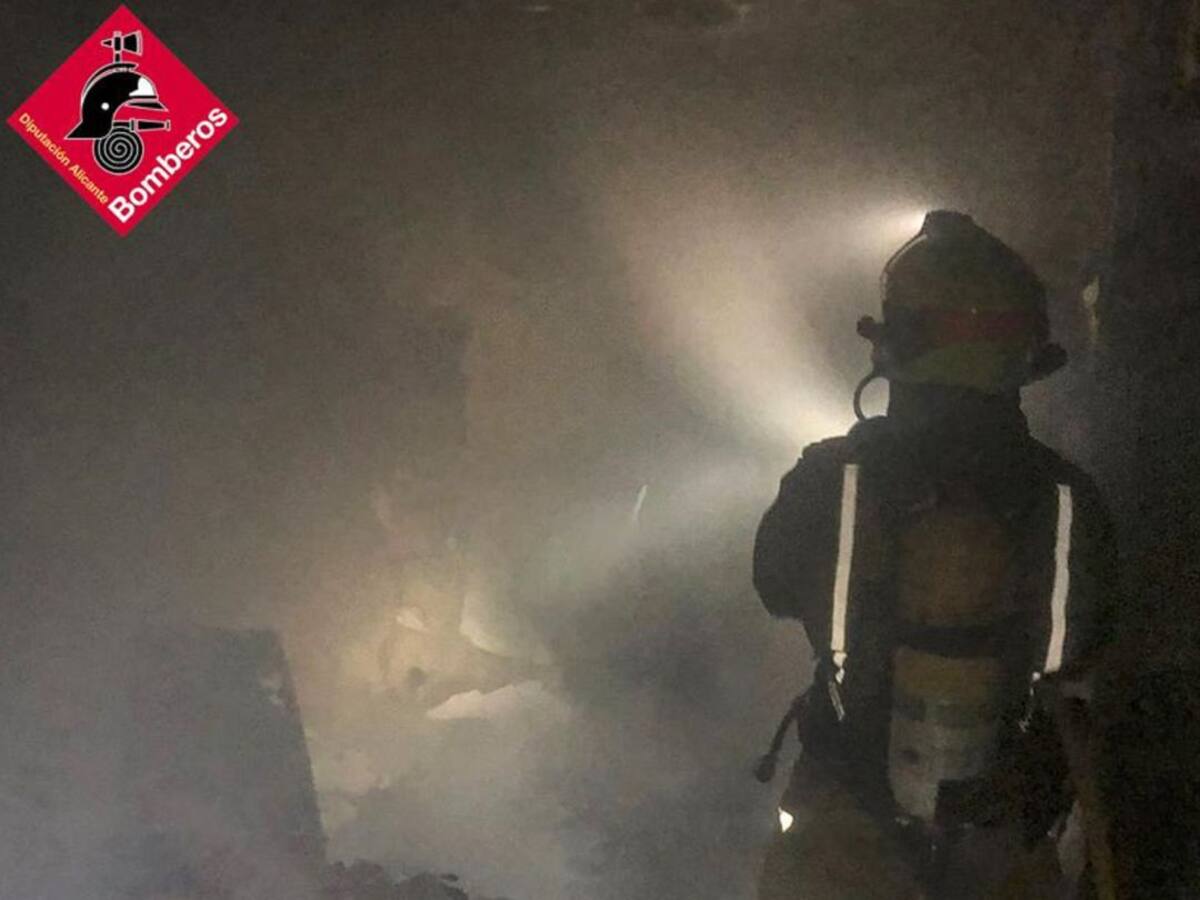 Un nuevo incendio en una vivienda de Elda obliga a desalojar el edificio