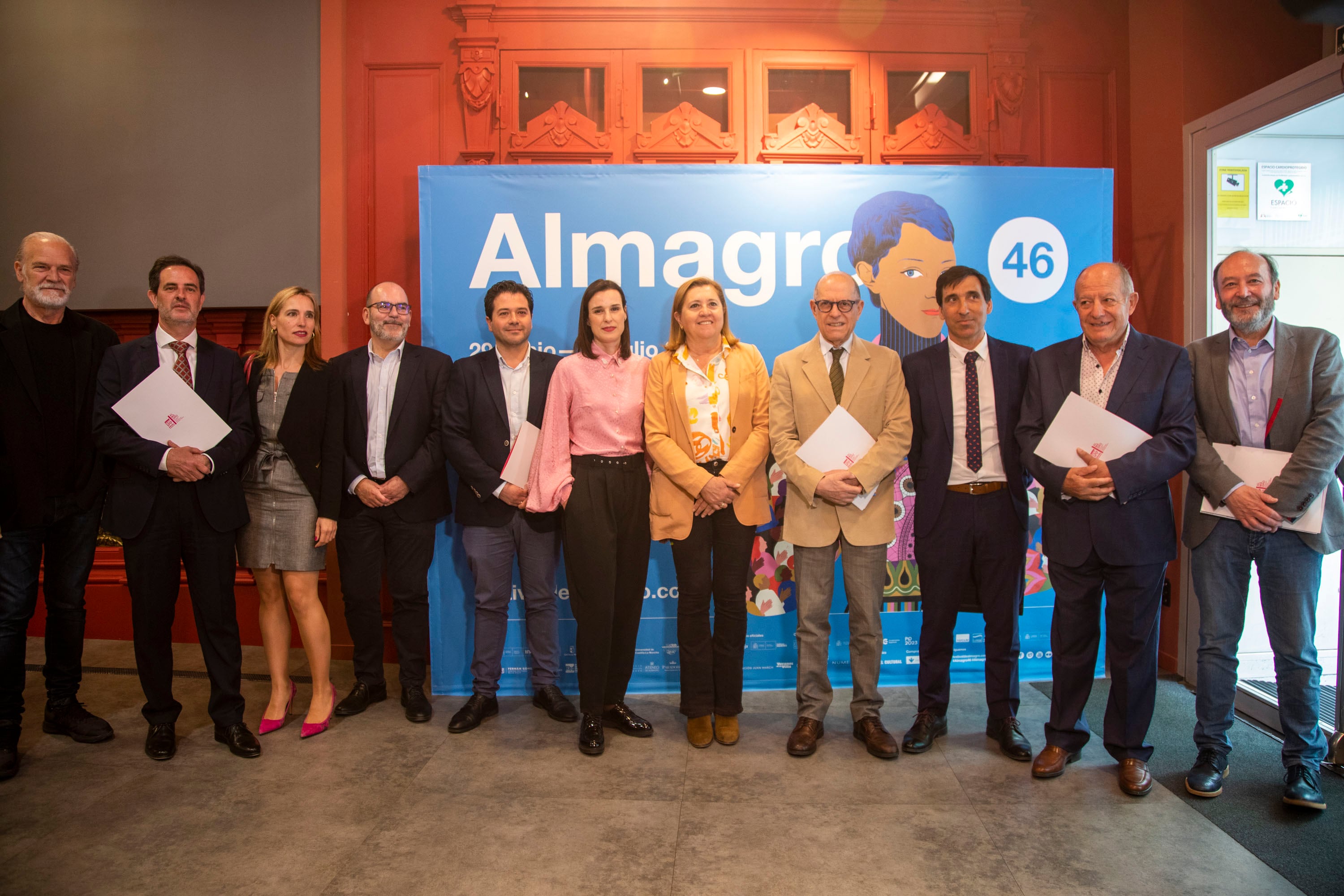 Foto de familia de las autoridades en la presentación del Festival de Almagro en el Teatro de la Comedia en Madrid