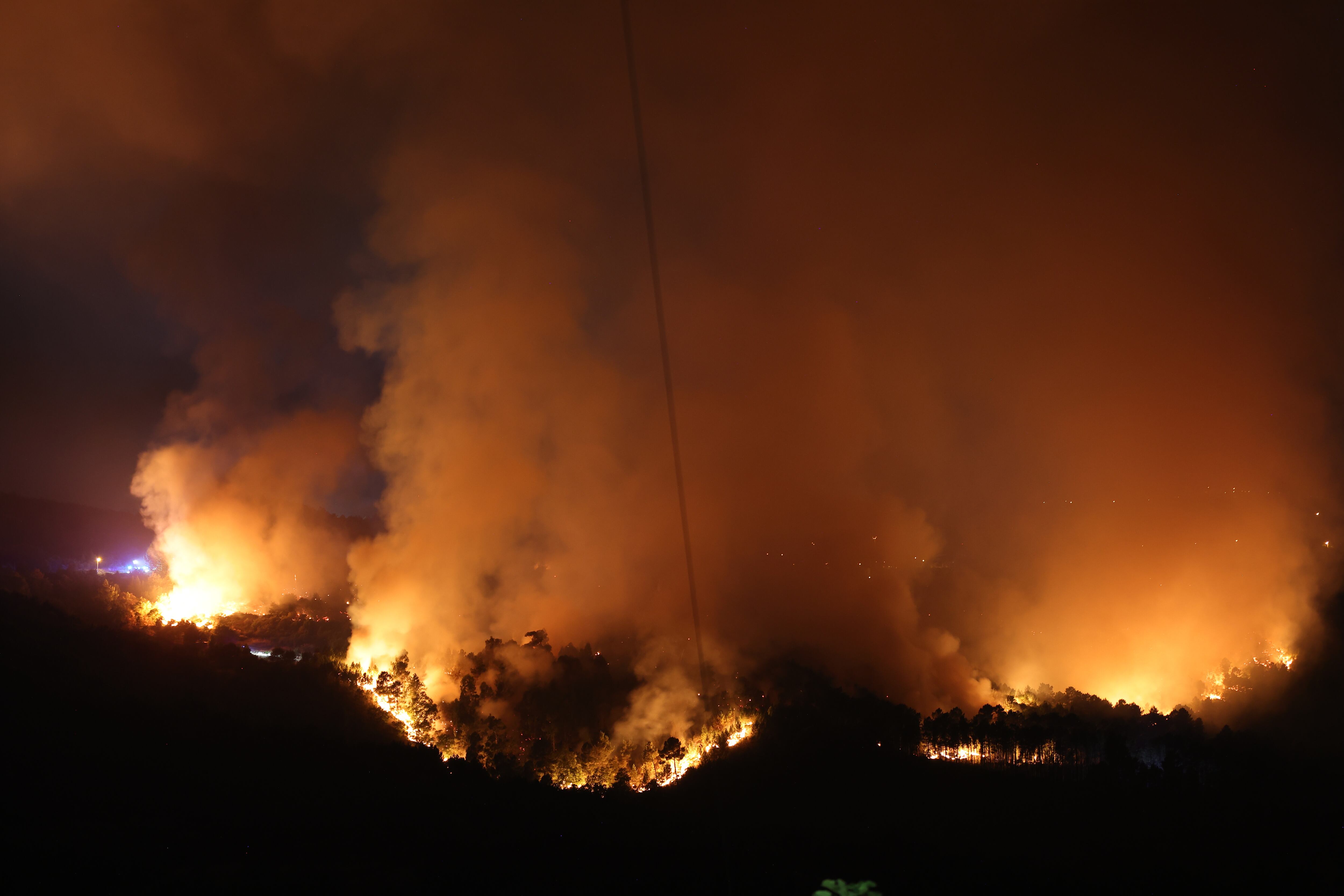 Más de 270 bomberos, apoyados por 78 vehículos terrestres y 10 medios aéreos, combaten desde este sábado un nuevo incendio &quot;de gran intensidad&quot; en el norte de Portugal