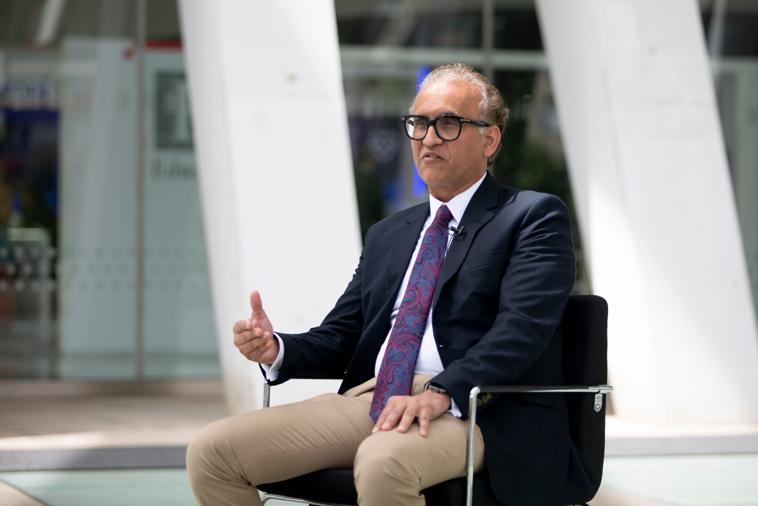 M.  Mohiuddin durante su atención a los medios de comunicación en le Palacio de Congresos de Oviedo / Julián Rus García