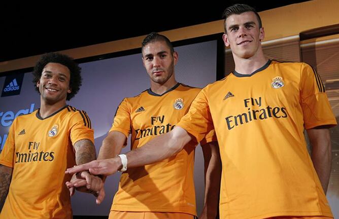 Marcelo, Benzema y Bale, en la presentación de la tercera equipación del Real Madrid esta temporada (Imagen difundida por Adidas).