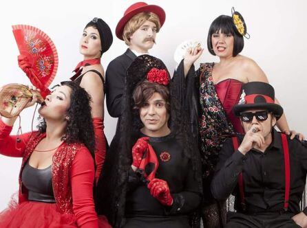 Equipo al completo caracterizado para su espectáculo Spanish Bizarro, en el teatro Circo Murcia