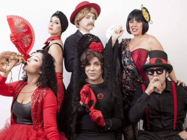 Equipo al completo caracterizado para su espectáculo Spanish Bizarro, en el teatro Circo Murcia