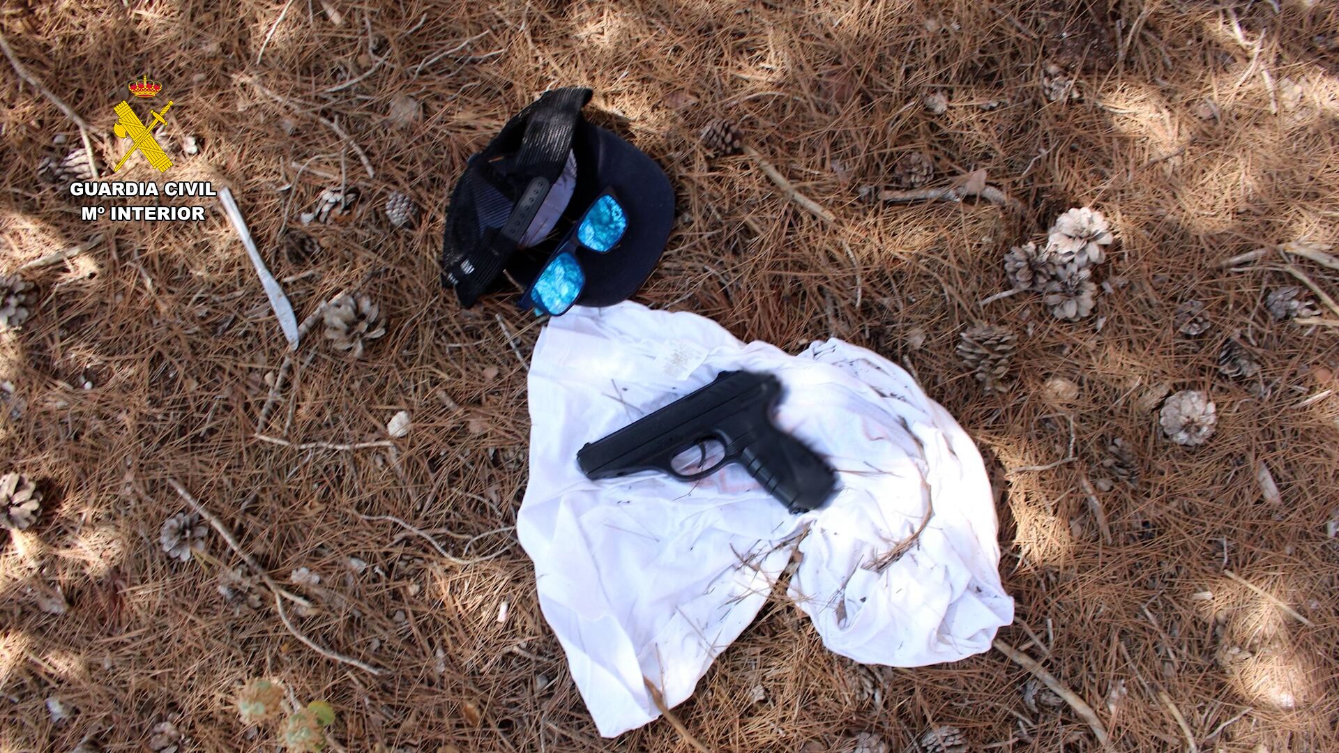 ALICANTE, 19/08/2025.- Un violento atracador de 35 años que encañonó a la cajera de un supermercado de Santa Pola (Alicante) cuando simulaba que se disponía a pagar el precio de un salchichón que acababa de coger ha sido detenido por la Guardia Civil y ya ha ingresado en prisión provisional. El detenido trataba de ocultar el rostro con una gorra y gafas de sol y que se comportó como un cliente más haciendo la fila para pagar con el salchichón que había cogido de la charcutería. EFE/ Guardia Civil SOLO USO EDITORIAL/SOLO DISPONIBLE PARA ILUSTRAR LA NOTICIA QUE ACOMPAÑA (CRÉDITO OBLIGATORIO)