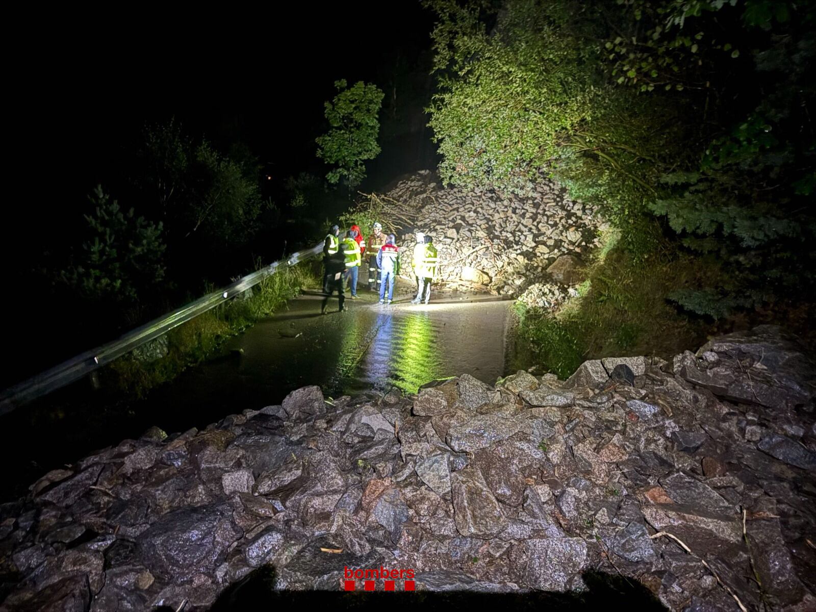 Imatge de l&#039;esllavissada a la carretera d&#039;accés a Os de Civís