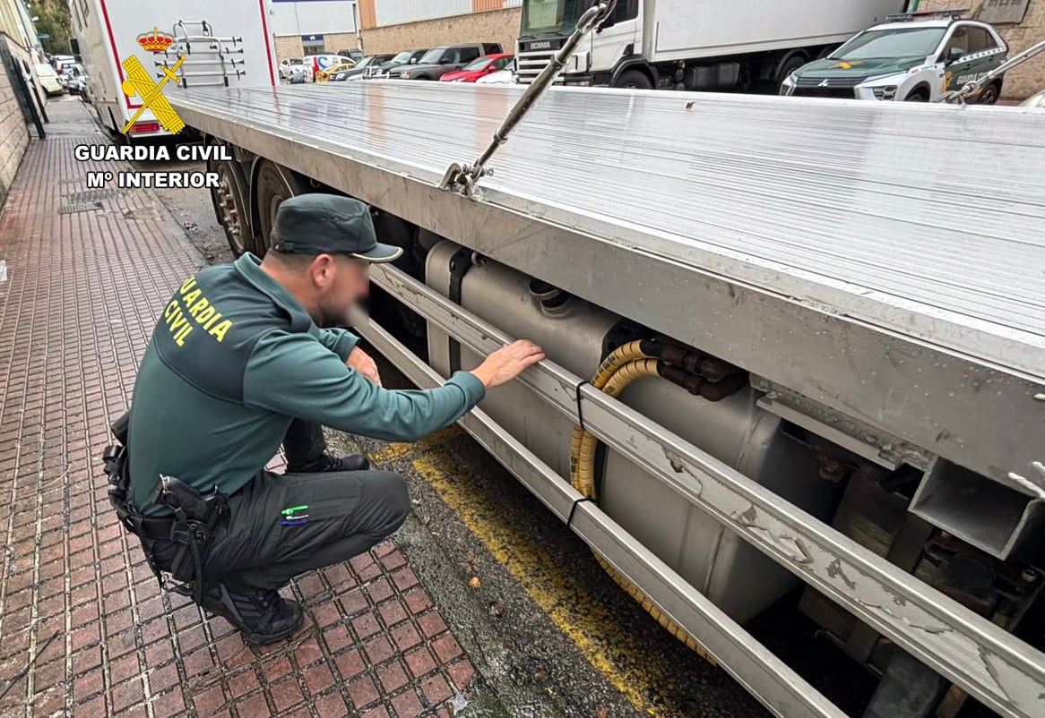 Inspección de uno de los camiones afectados