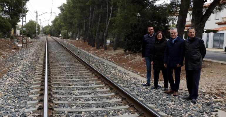 Fran Morancho (Mont-roig), Camí Mendoza (Cambrils), Pere Granados (Salou) i Alfons Garcia (Vandellòs i l&#039;Hospitalet de l&#039;Infant) al costat de la via que volen desmantellada.