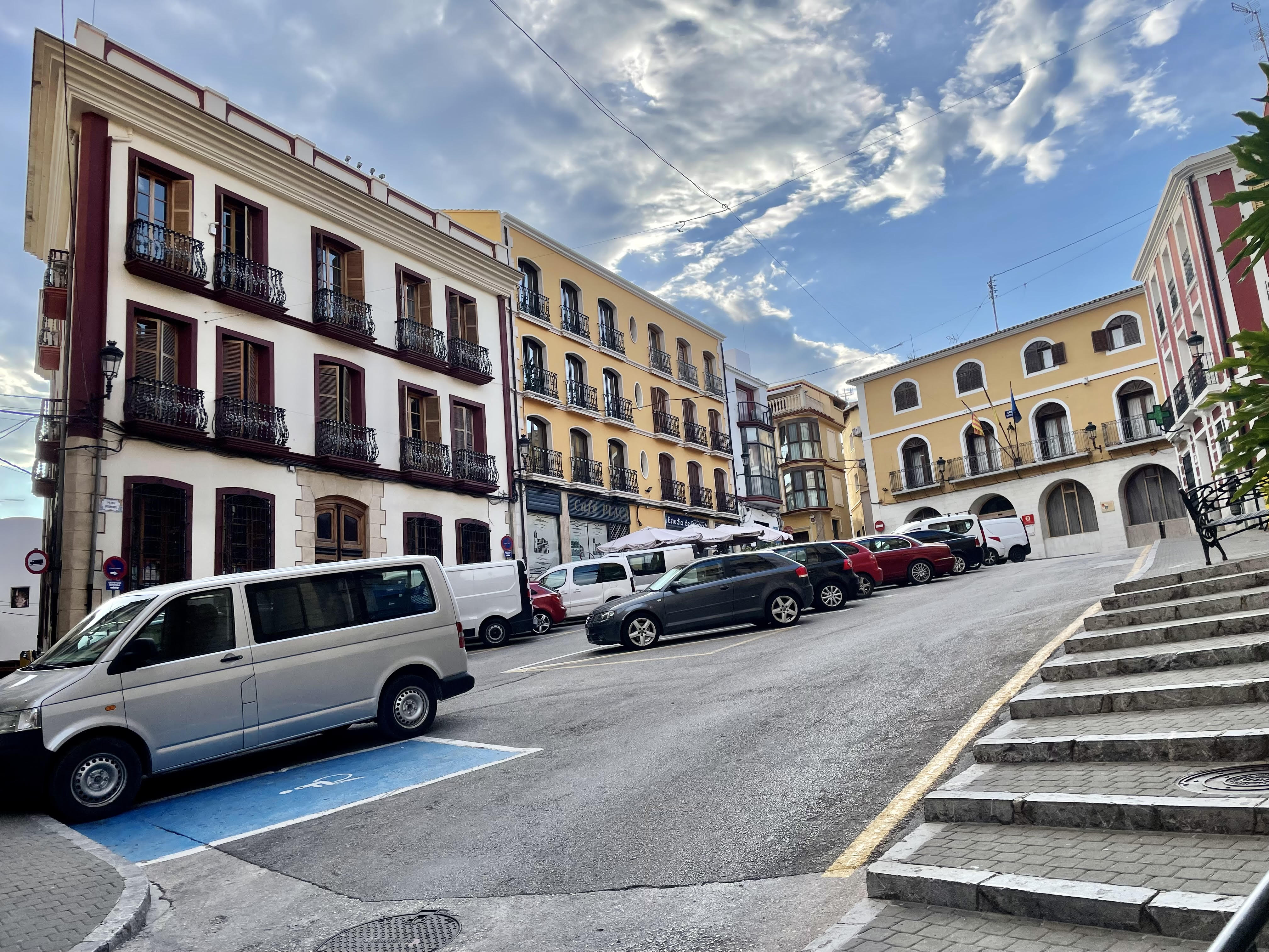 &#039;La casa roja&#039;, a la izquierda de la imagen, en la plaza de España / Callosa d&#039;En Sarrià