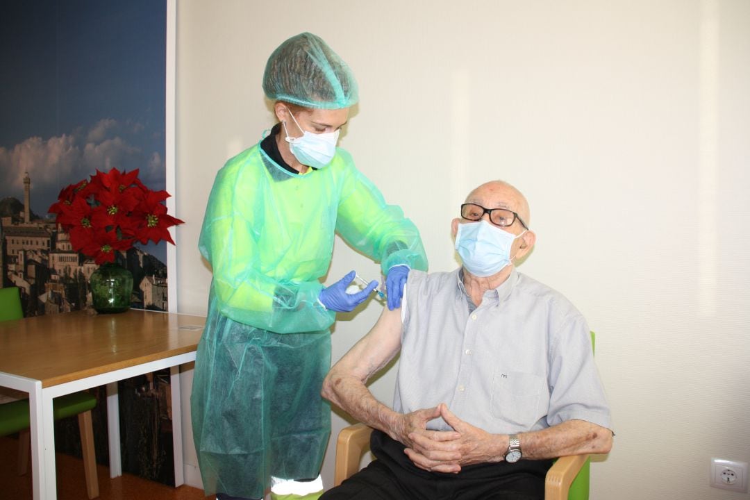 Cosntan, el primer conquense en recibir la vacuna