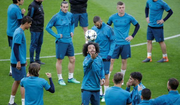 Los jugadores del Real Madrid, durante el calentamiento de esta tarde