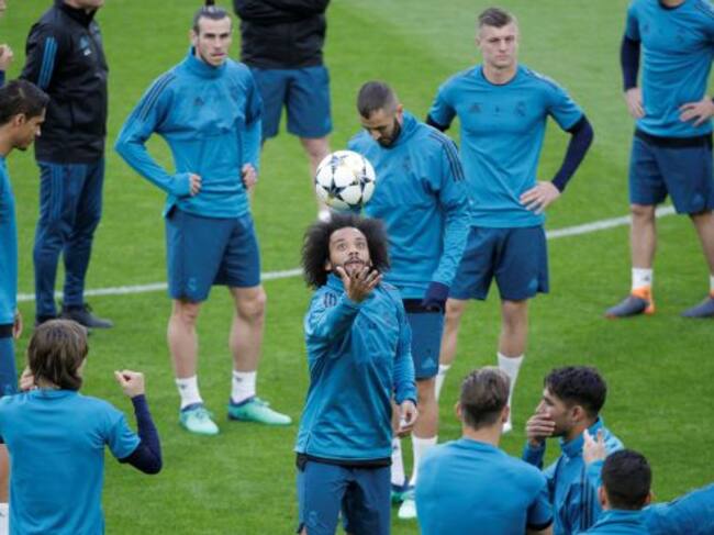 Los jugadores del Real Madrid, durante el calentamiento de esta tarde