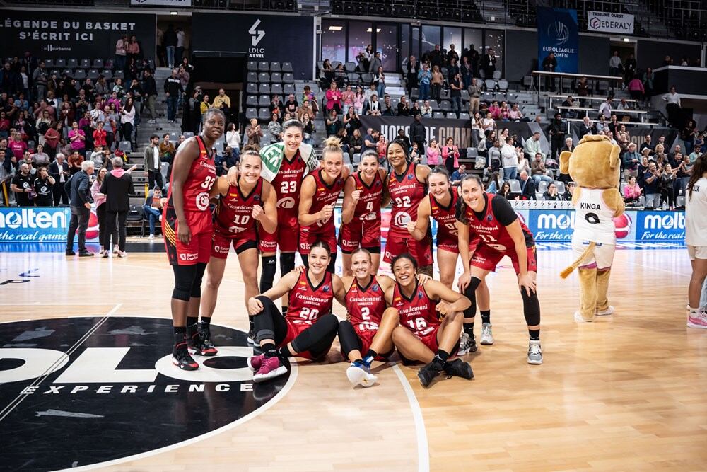 Las jugadoras celebran en la pista del Asvel  la primera victoria a domicilio en la Euroliga