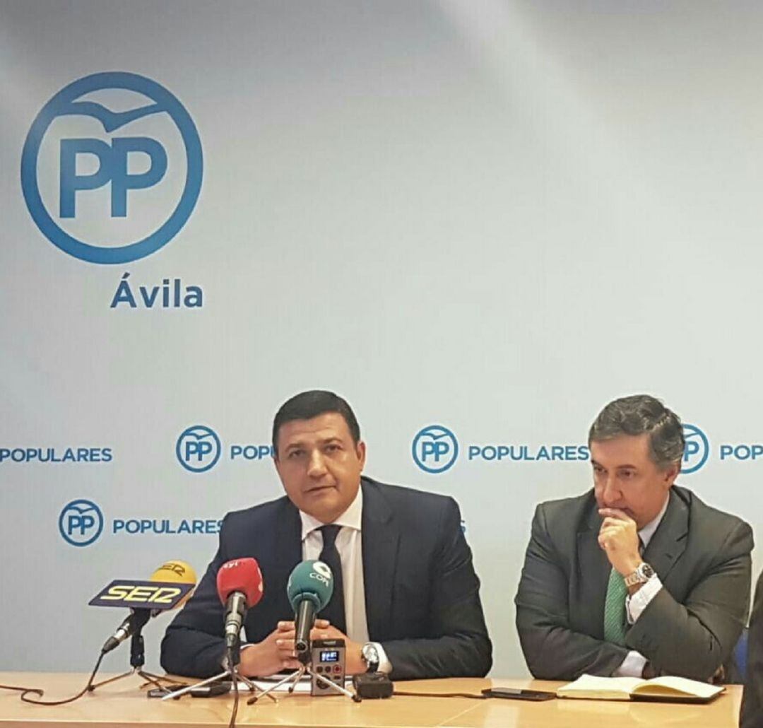 Carlos García (i), presidente del PP de Ávila y José Ramón García Hernández, diputado del PP 