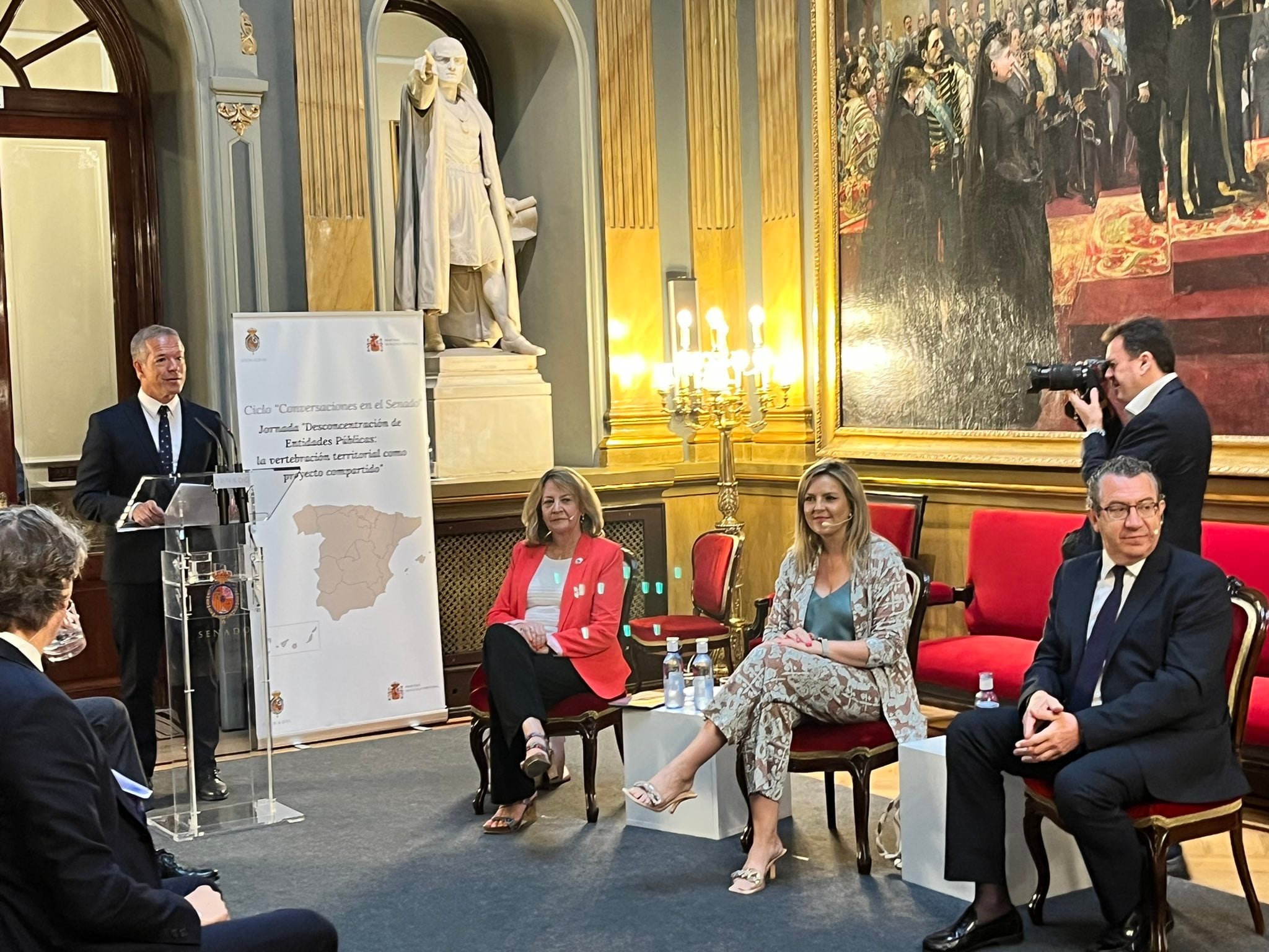 La alcaldesa de Baeza Lola Marín (segunda por la derecha) durante un acto en el Senado