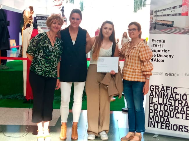 La alumna de la EASDAlcoi Paula Yáñez recibe el primer premio de los galardones Tutto Piccolo