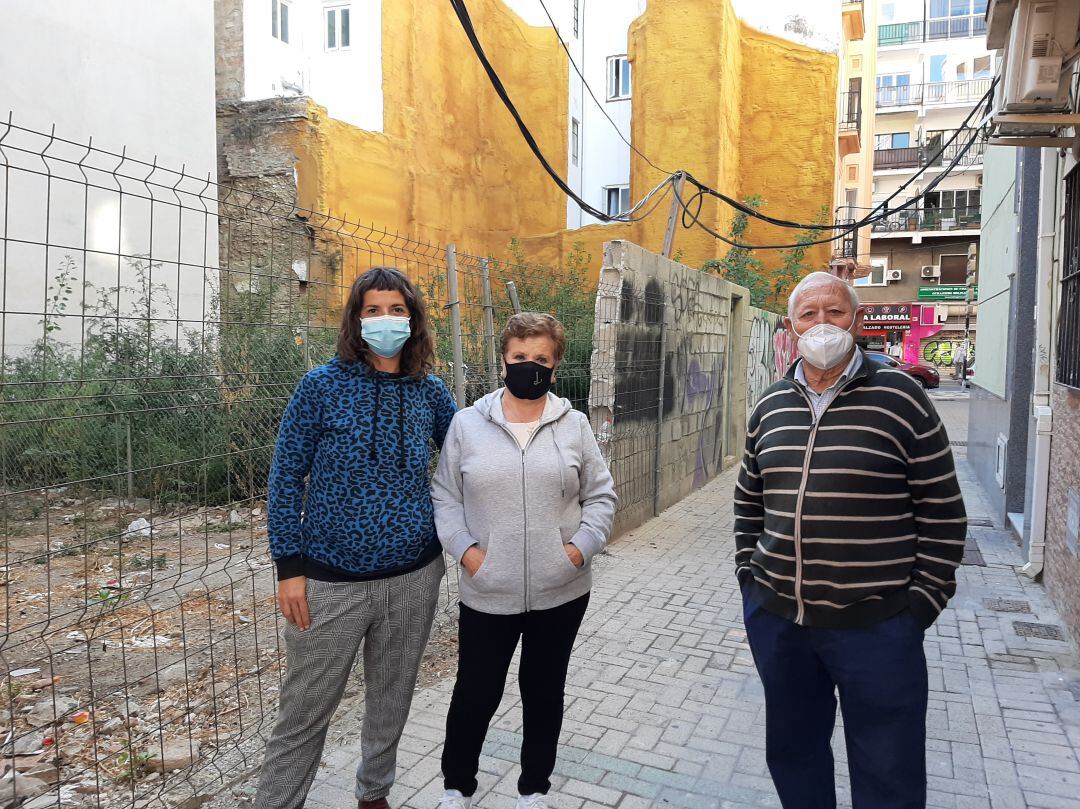 Vecinos de la calle Jorge Juan ante los solares que les están dando problemas