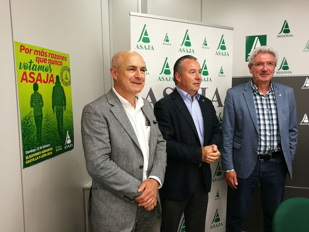 El presidente regional de ASAJA Donaciano Dujo acompañado por el presidente provincial Guzmán Bayón (d) y José Antonio Turrado (i) secretario general de la organización esta mañana en la sede de Segovia