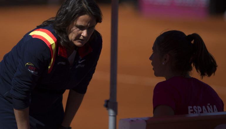 La capitana del equipo español, Conchita Martínez, conversa con la jugadora Sara Sorribes durante el partido ante la argentina Paula Ormaechea