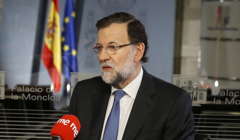 El presidente del Gobierno, Mariano Rajoy, durante la entrevista con Radio Nacional desde el Palacio de La Moncloa.