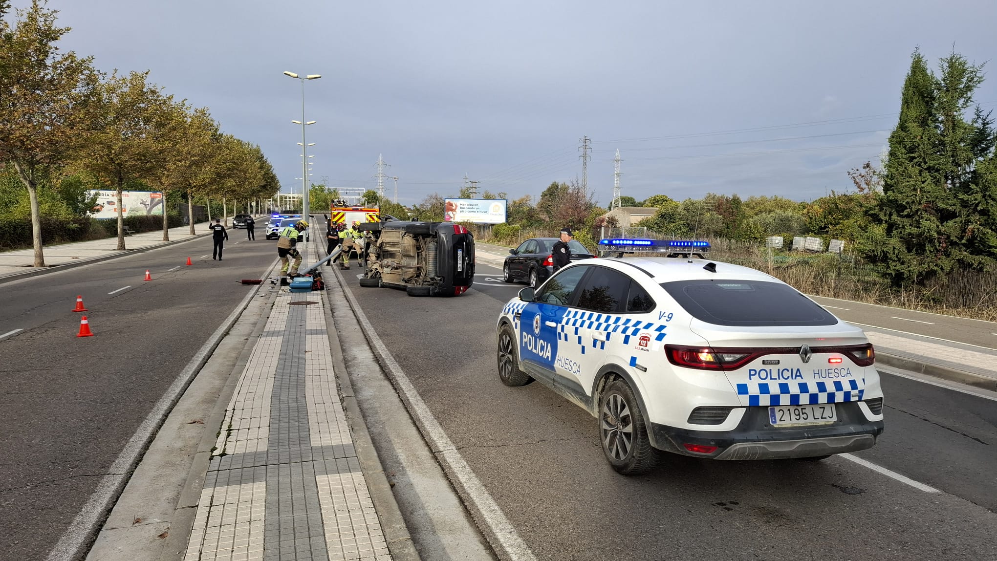 Vehículo accidentado en la Ronda Magistrado Serena