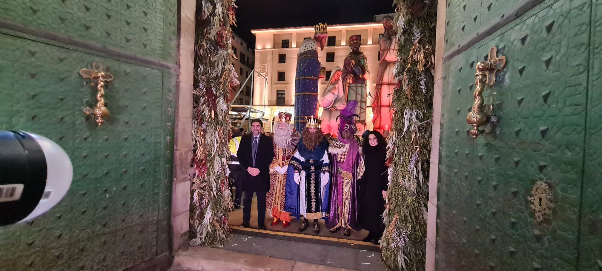 Los Reyes Magos a su llegada al Ayuntamiento de Alicante