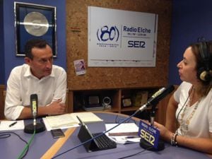 Un momento d ela entrevista en Radio Elche Cadena SER