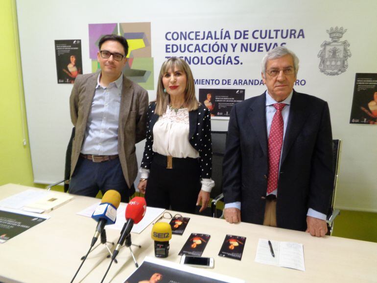 Luis González (izq), director del Instituto Castellano y Leonés de la Lengua, Azucena Esteban, concejal de Cultura, y Luis Arranz, catedrático de Historia
