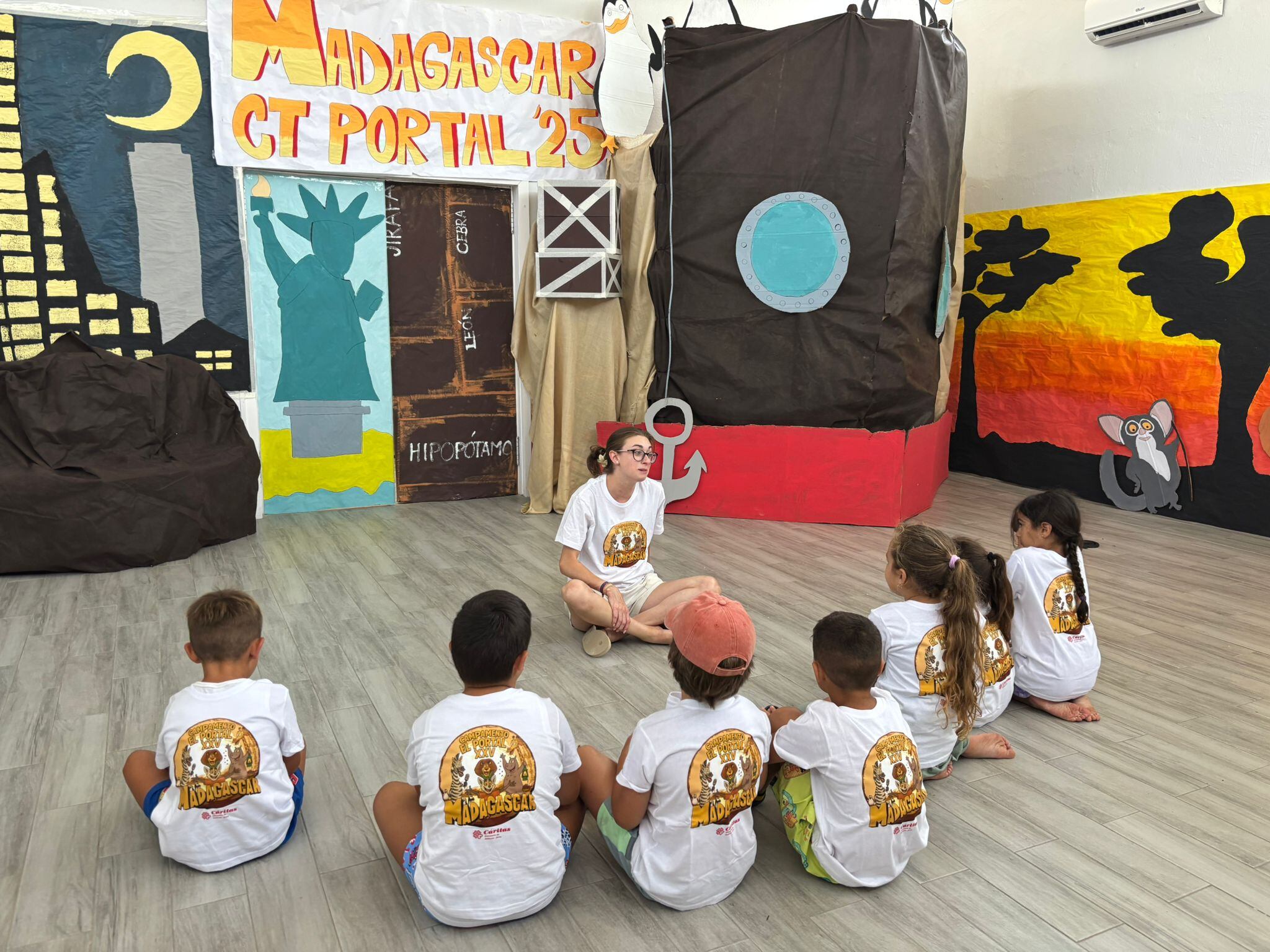 Un grupo de niños de los campamentos de Cáritas en Jerez