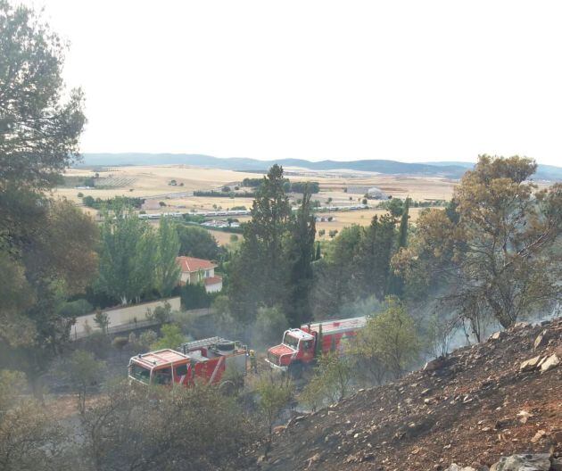 Imagen de los vehículos forestales que actuaron sobre el terreno en La Atalaya para sofocar el incendio