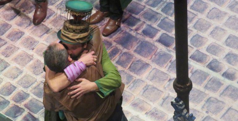 Momento en el que se abrazaron Carli y Edu Brihuega tras la actuación de la comparsa 'Los vivelavida'