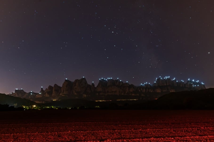 Imagen de la movilización &quot;Llum i llibertat&quot;, que alumbró 131 agujas de Montserrat en 2019