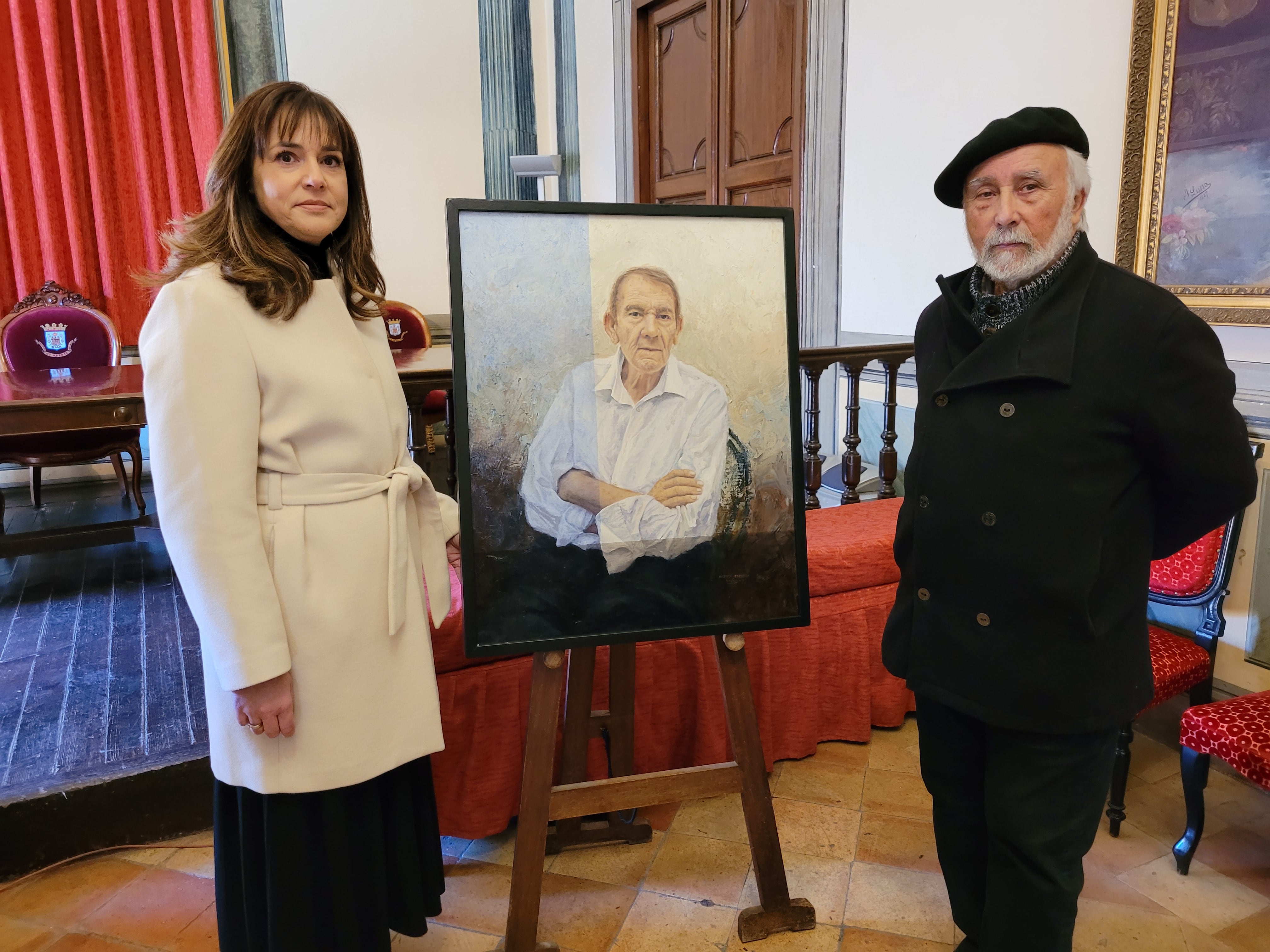 Esparza, con la Alcaldesa y el cuadro de Miguel Maestre