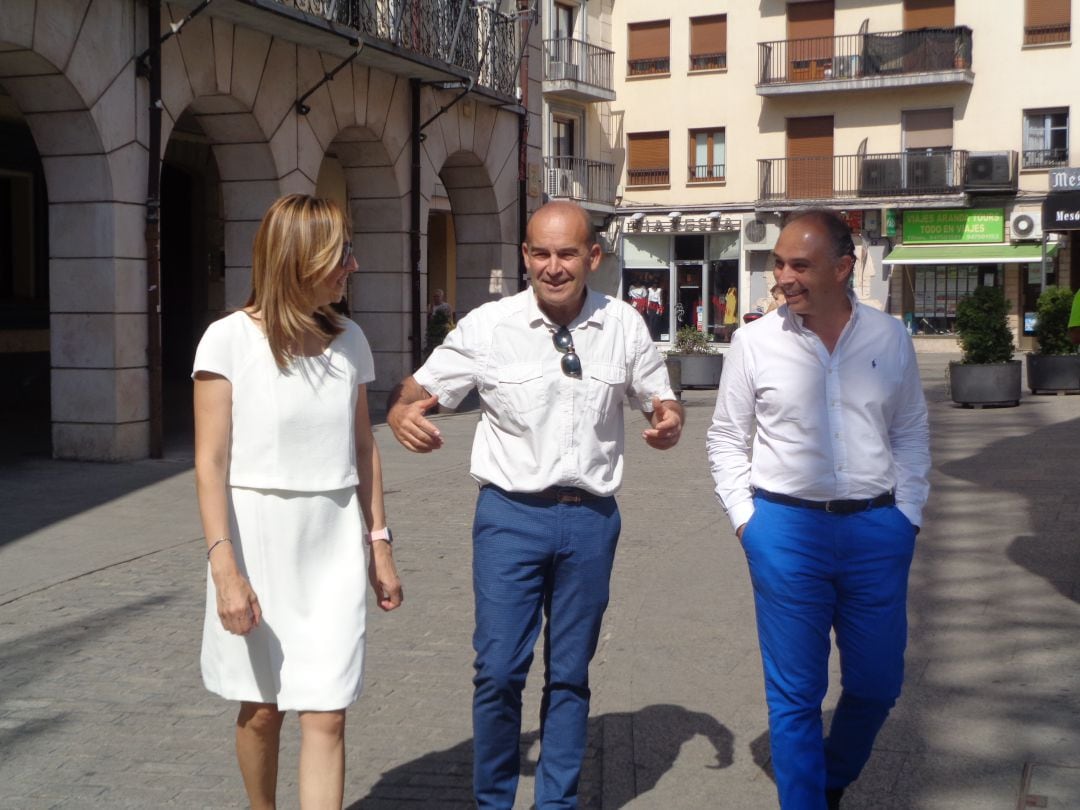 Imagen de archivo de Javier Iglesia, en el centro, acompañado de la alcaldesa, Raquel González, y del entonces concejal de Festejos, Emilio Berzosa