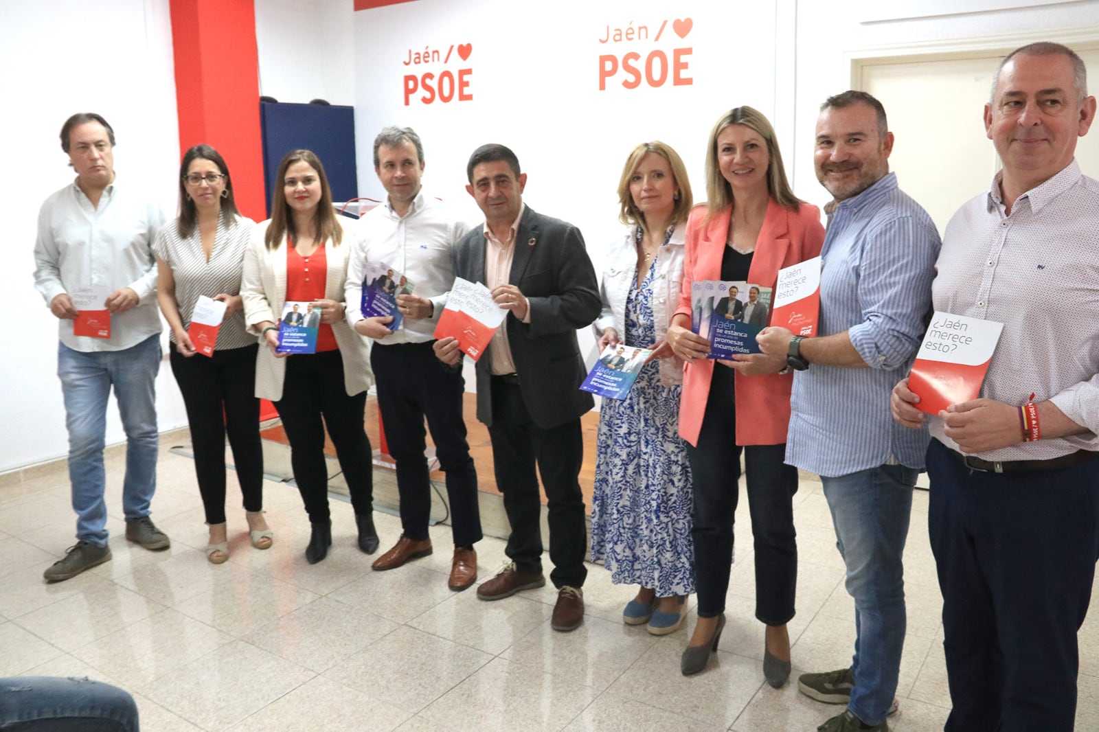 Julio Millán y Francisco Reyes, portavoz municipal socialista y secretario provincial del PSOE (tercero y cuarto por la izqda), acompañados de concejales en el Ayuntamiento de la capital.