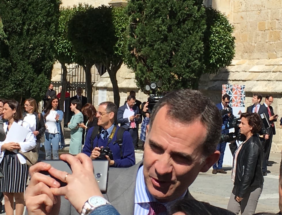 El Rey se hace un selfie con un palentino frente a la Catedral de Palencia