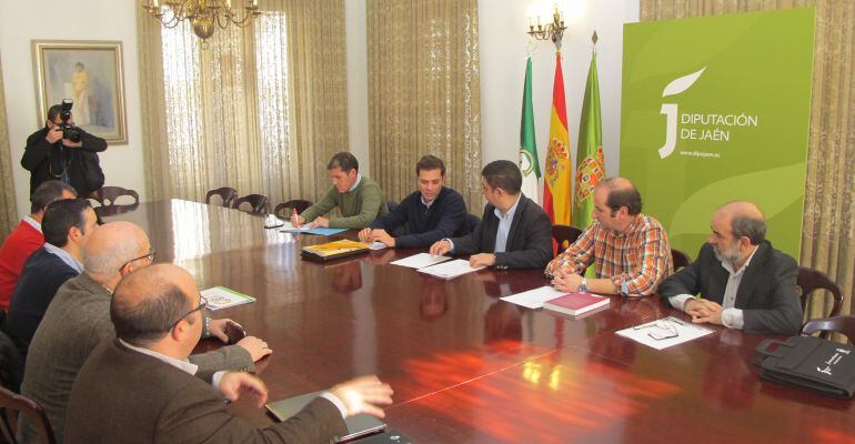 El presidente de la Diputación, Francisco Reyes, junto a miembros de la plataforma por la presa de Siles.