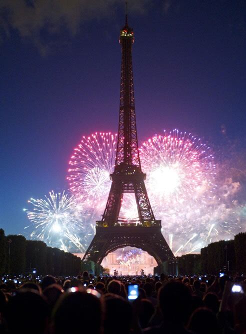 La Torre Eiffel, el centro de atención de los parisinos que celebran su Día de la Bastilla