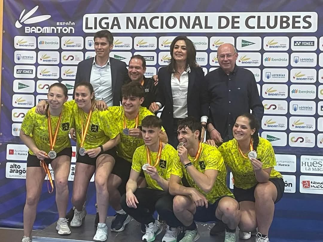 El Bádminton Huesca celebrando el ascenso conseguido la temporada pasada