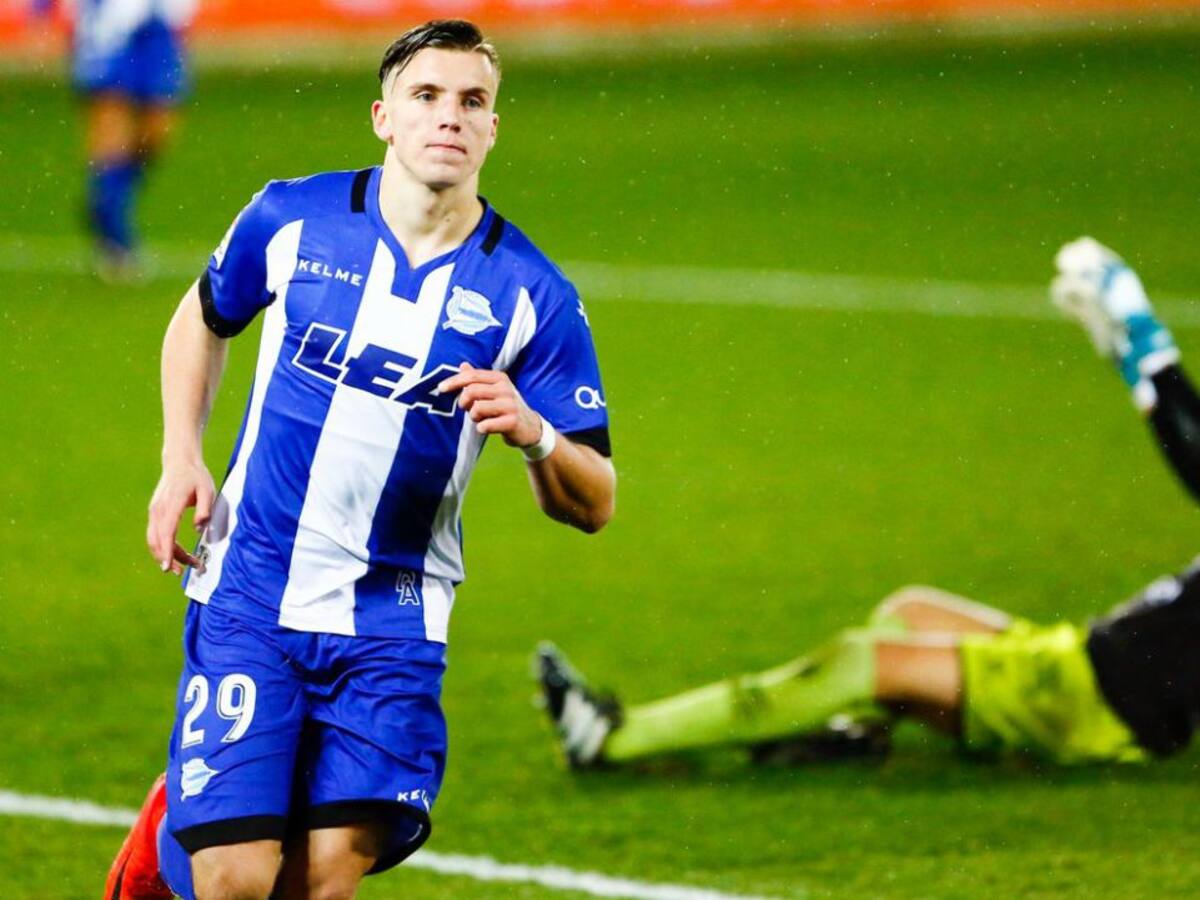 Oficial: Demirovic llega cedido al Almería