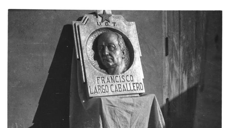 Luis Fernández callejeando por la antigua calle Largo Caballero