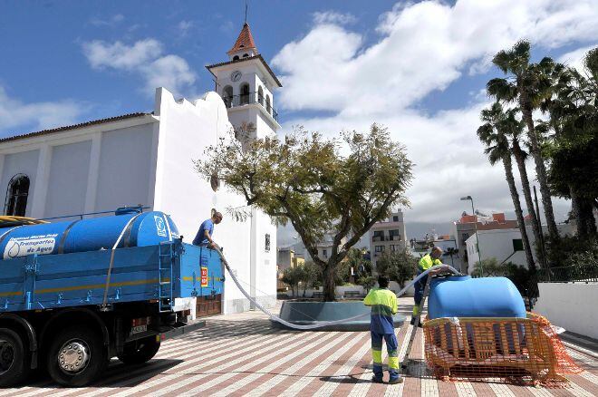 Abastecimiento de agua con un camión cuba