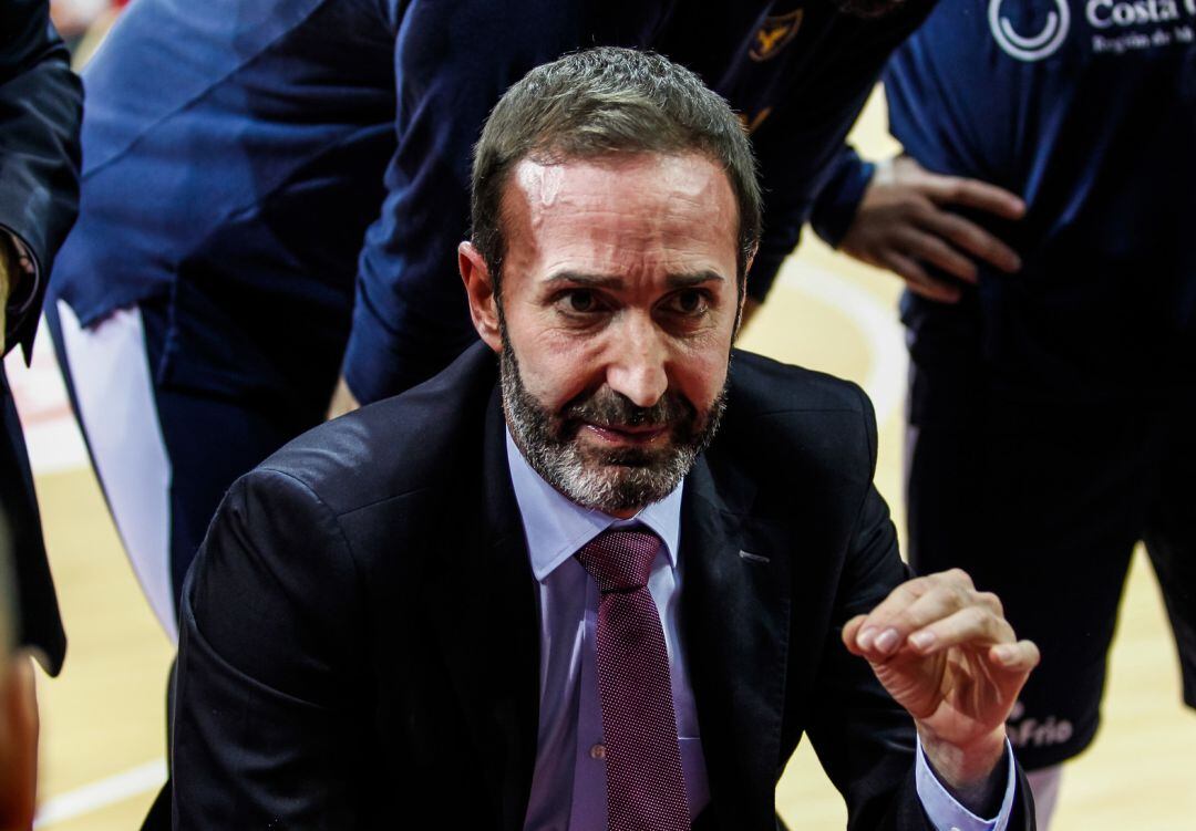 Sito Alonso dando instrucciones al equipo durante el partido ante Casademont Zaragoza